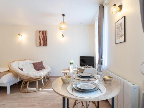 un salon avec une table et un canapé dans l'établissement Le Lotus - Parking public gratuit, wifi haut débit, proche autoroute, gare & centre ville, à Mâcon