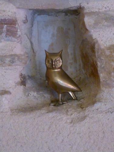 a small bronze bird figurine sitting on a wall at Anjou Golf and Country Club in Champigné