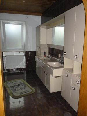 una pequeña cocina con lavabo y espejo en Große Ferienwohnung mit vier Schlafzimmern, en Schnaittach