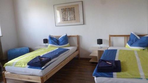 1 dormitorio con 2 camas de color azul y amarillo en Große Ferienwohnung mit vier Schlafzimmern, en Schnaittach