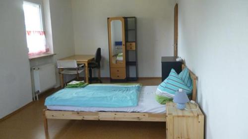 Una habitación con una cama con sábanas azules. en Große Ferienwohnung mit vier Schlafzimmern, en Schnaittach