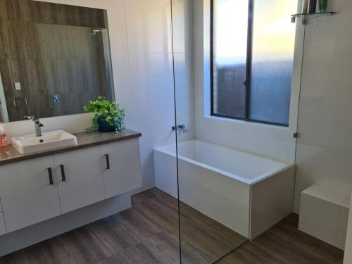 Un baño de Coastal Palms - relax by the golf course