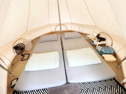 閣考島的住宿－Papa Garden Khaokho，中间设有2张床的帐篷