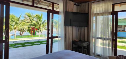 um quarto com uma cama e uma grande janela de vidro em Myhoa Lagoon - Kiting Town em Phan Rang-Tháp Chàm