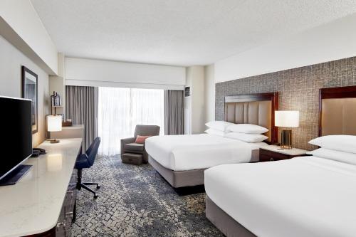 Кровать или кровати в номере Sheraton Indianapolis Hotel at Keystone Crossing
