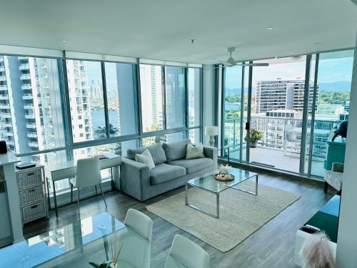 uma sala de estar com um sofá e uma mesa em Modern Gold Coast Apartment with great Amenities em Gold Coast
