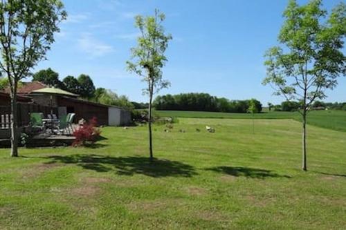 Taman di luar Les Verges Gites