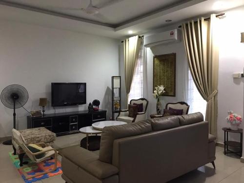 馬六甲的住宿－Homestay Ruma Melaka，带沙发和电视的客厅