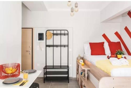 アテネにあるColorful apartment in Athensのベッドルーム1室(赤と白の枕が備わるベッド1台付)