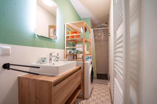 een badkamer met een wastafel en een toilet in een kamer bij nice2be Apartments - Lions Love in Augsburg