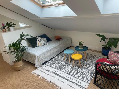 un salon avec un canapé et une table dans l'établissement Duplex confort et jardin charmant, à Nantes