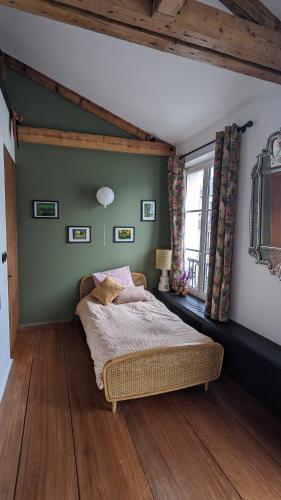 een slaapkamer met een bed in een kamer met een raam bij Chambre privée centre de Paris proche Marais in Parijs