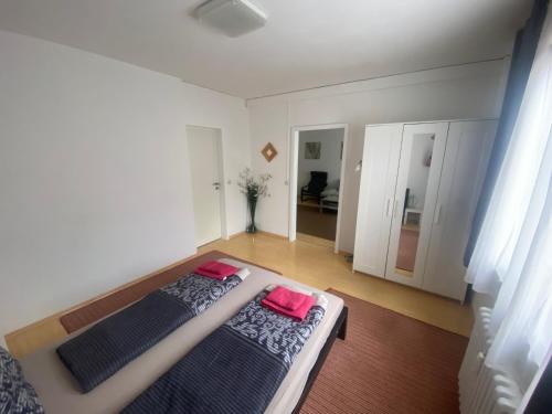 ein Schlafzimmer mit einem Bett mit zwei rosa Kissen darauf in der Unterkunft Chic & Trendy Mainz Apartment near cetral station in Mainz