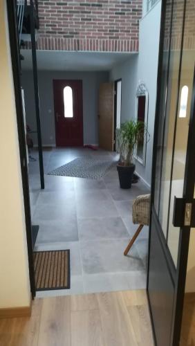 un couloir vide avec une chambre avec une porte dans l'établissement Maryse, à Douvrin