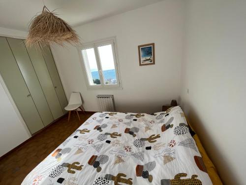 une chambre avec un lit avec une couette dessus dans l'établissement Villa tout confort, vue mer exceptionnelle, à Cervione, à Cervione