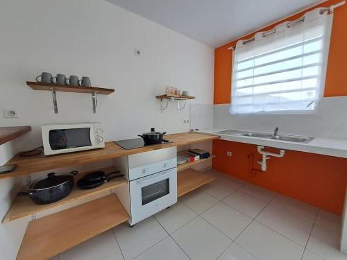 Gallery image of Maison de 2 chambres avec jardin in Macouria