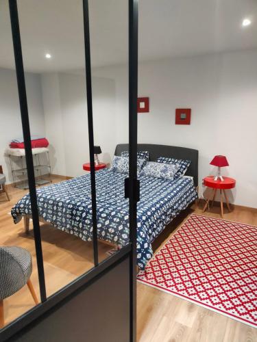 1 dormitorio con 2 camas y alfombra roja en Maryse en Douvrin