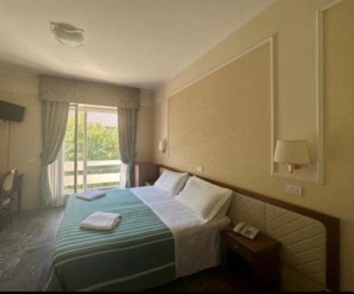 Katil atau katil-katil dalam bilik di Mondial Park Hotel