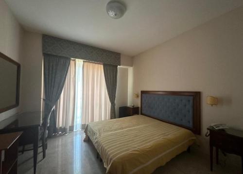 Katil atau katil-katil dalam bilik di Mondial Park Hotel