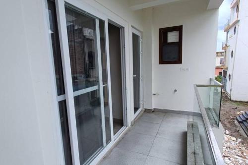 Μπαλκόνι ή βεράντα στο 85 The Ganges 2 BHK Apartment for Homestay