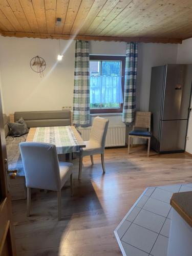 cocina y comedor con mesa y sillas en Appartement Erika en Flattach