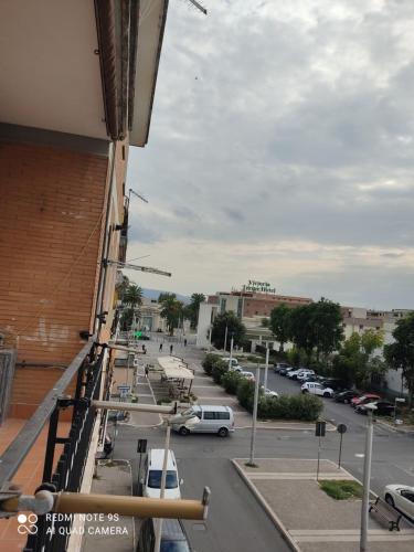vistas a un aparcamiento desde un edificio en LT di Tiziana e Rossana, en Tivoli Terme