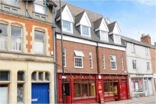 a building with white roofs on a city street at Exclusive flat in Oxford Centre with AC in Oxford