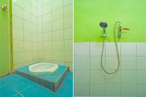 La salle de bains est pourvue d'une douche et de toilettes. dans l'établissement OYO Life 92694 Kost Nino, à Bandung