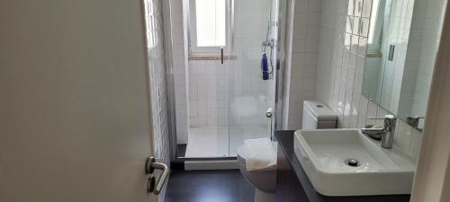 y baño con ducha, lavabo y aseo. en Comfy room near Metro, en Lisboa
