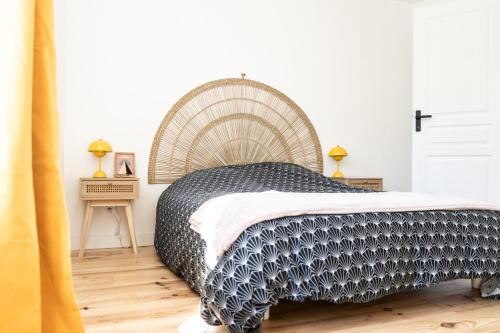 een slaapkamer met een groot bed en een houten vloer bij Le grand Arth&M Clermont Ferrand in Clermont-Ferrand