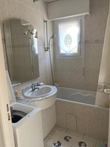 a bathroom with a sink and a bath tub at Appartement 3 pièces de 52 m2 face au port du Crouesty avec terrasse de 18 m2 in Arzon