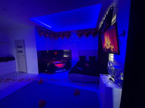 sala de estar con techo azul y TV en MP Apartament Białystok Jacuzzi en Białystok