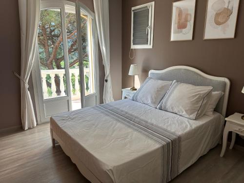 ein Bett in einem Schlafzimmer mit einem Fenster und einem Bett sidx sidx sidx in der Unterkunft villa Pierre in Cogolin