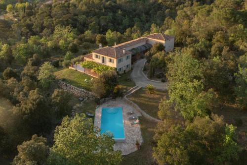 Bazén v ubytovaní La Bastide de Correns alebo v jeho blízkosti