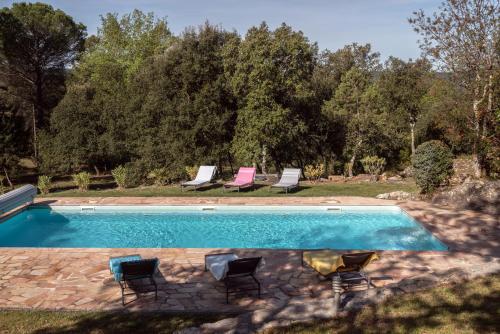 Bazén v ubytovaní La Bastide de Correns alebo v jeho blízkosti