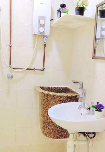 y baño con lavabo blanco y ducha. en Georgetown Penang 2 Bedroom 1-4pax Nice en Jelutong