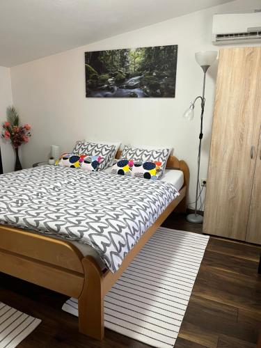 1 dormitorio con 1 cama en una habitación en Rooms Horvat, en Krapina