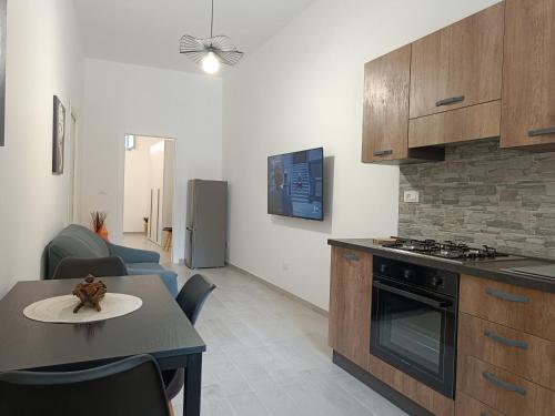 a kitchen and living room with a table and a stove at Marna sul Mediterraneo in Realmonte
