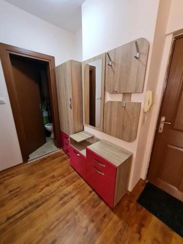 een badkamer met een rode wastafel en een spiegel bij MitProt ApartCompleks Panorama Bay 2 in Sveti Vlas