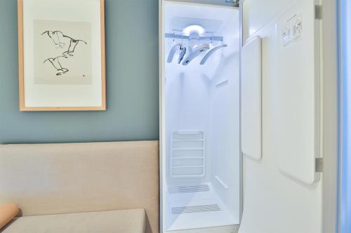 einen Kühlschrank mit offener Tür in einem Zimmer in der Unterkunft Brown Dot Hotel Ulsan Samsan in Ulsan