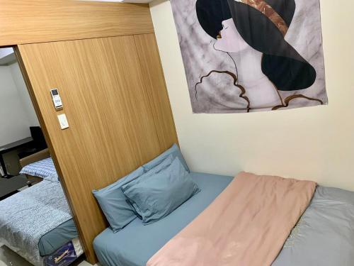 Un pat sau paturi într-o cameră la Kathys crib 32sqm Condo Shell Residences