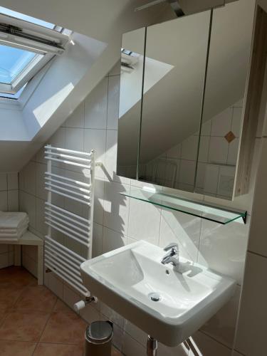 uma casa de banho com um lavatório e um espelho em Das Bergl em Rosegg