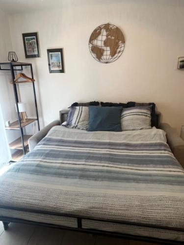 ein Bett in einem Schlafzimmer mit einem Globus an der Wand in der Unterkunft Studio avec jardin proche plage Six Fours/Sanary in Six-Fours-les-Plages