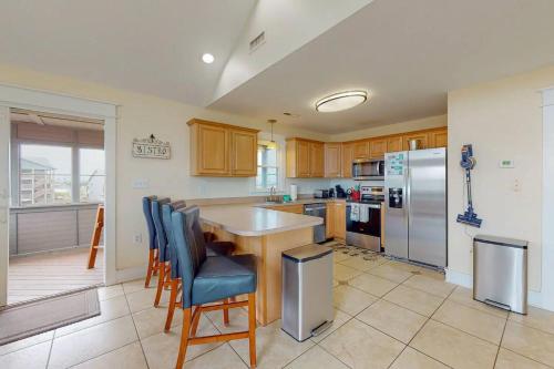 Kuchyň nebo kuchyňský kout v ubytování Spacious Beach House 5BR Hatteras Island home steps from OBX NC Beaches
