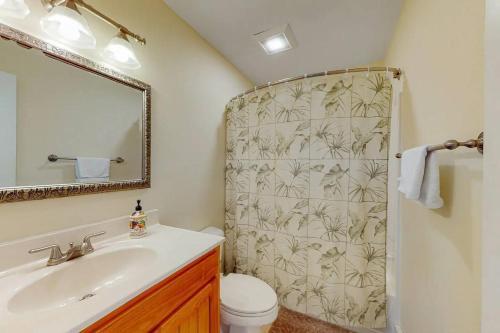 Koupelna v ubytování Spacious Beach House 5BR Hatteras Island home steps from OBX NC Beaches