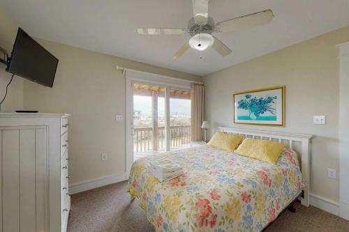 Ένα ή περισσότερα κρεβάτια σε δωμάτιο στο Spacious Beach House 5BR Hatteras Island home steps from OBX NC Beaches