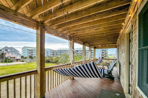 Balkón nebo terasa v ubytování Spacious Beach House 5BR Hatteras Island home steps from OBX NC Beaches