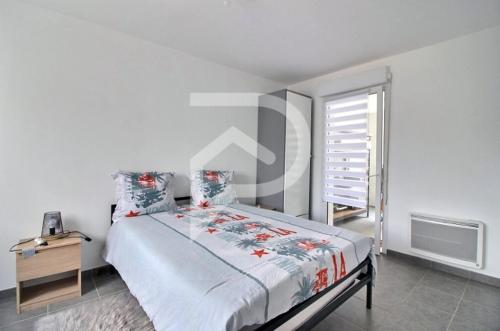 een witte slaapkamer met een bed en een raam bij Apparemment T2 en résidence calme fermée in Marseille