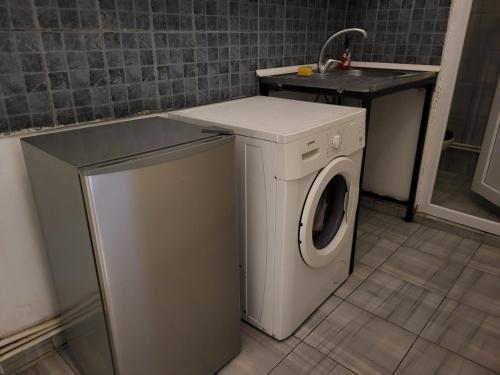 a washer and dryer in a kitchen with a sink at North Mitrovica Center in Mitrovicë