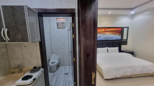 a small room with a bed and a bathroom at شقق مفروشة - توافيق in Buraydah